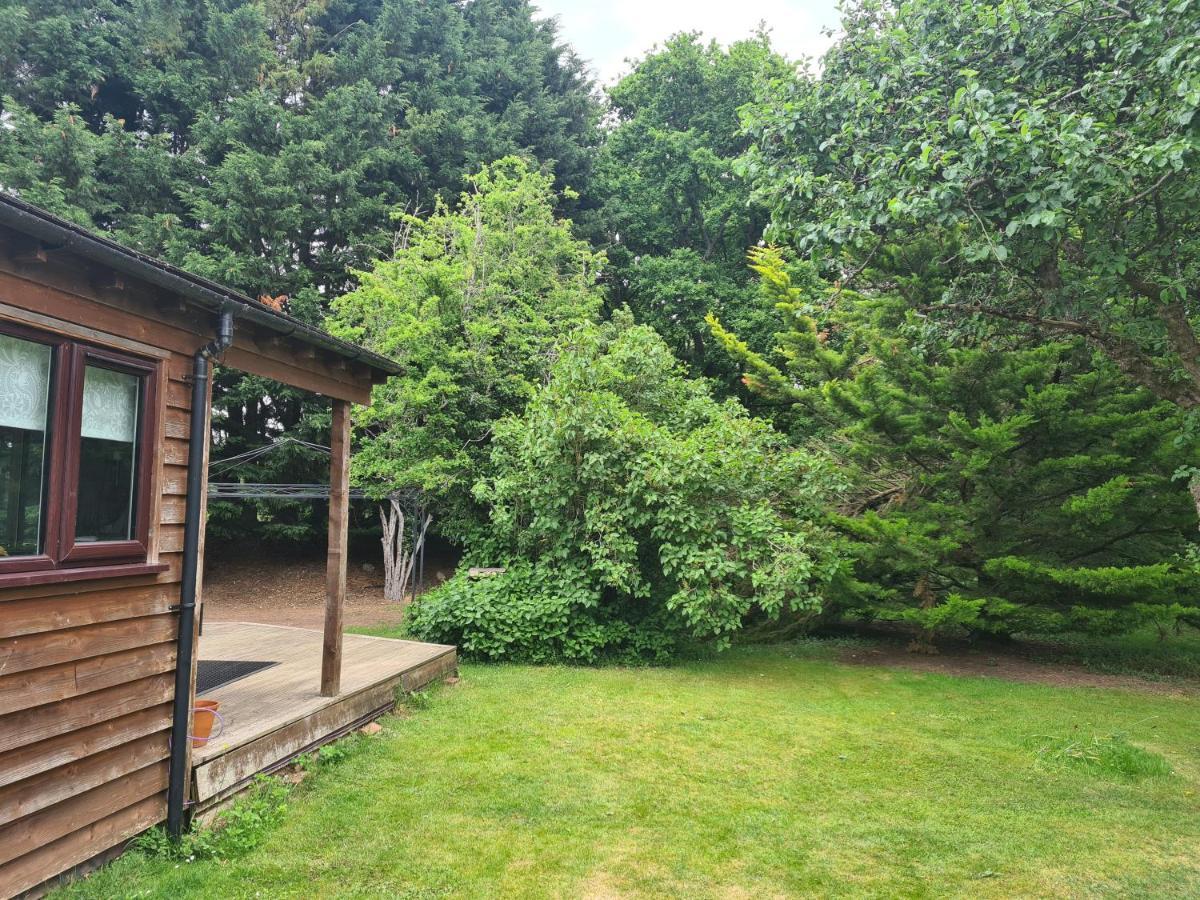 The Reading Whole Chalet With Lake And Two Acre Gardens Buitenkant foto