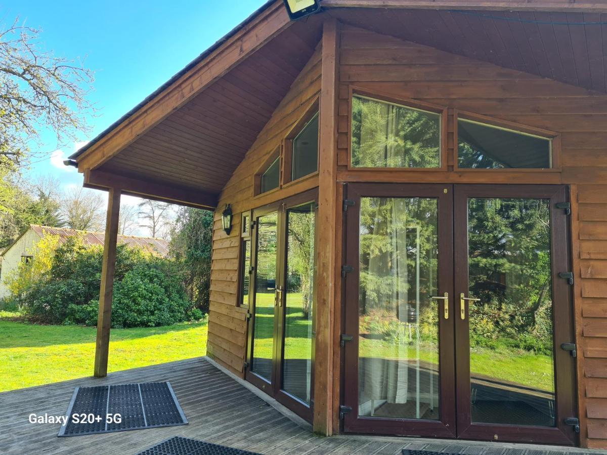 The Reading Whole Chalet With Lake And Two Acre Gardens Buitenkant foto