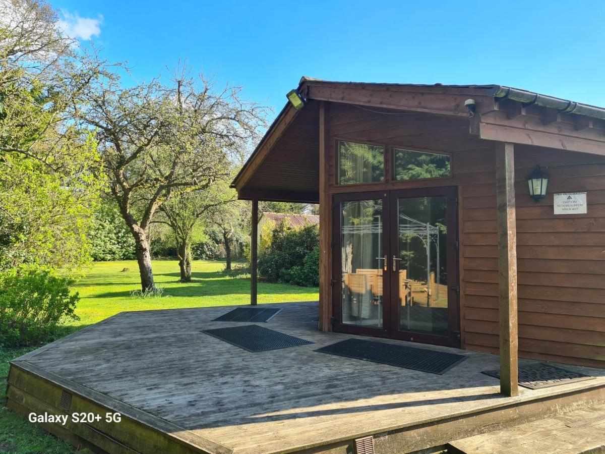 The Reading Whole Chalet With Lake And Two Acre Gardens Buitenkant foto